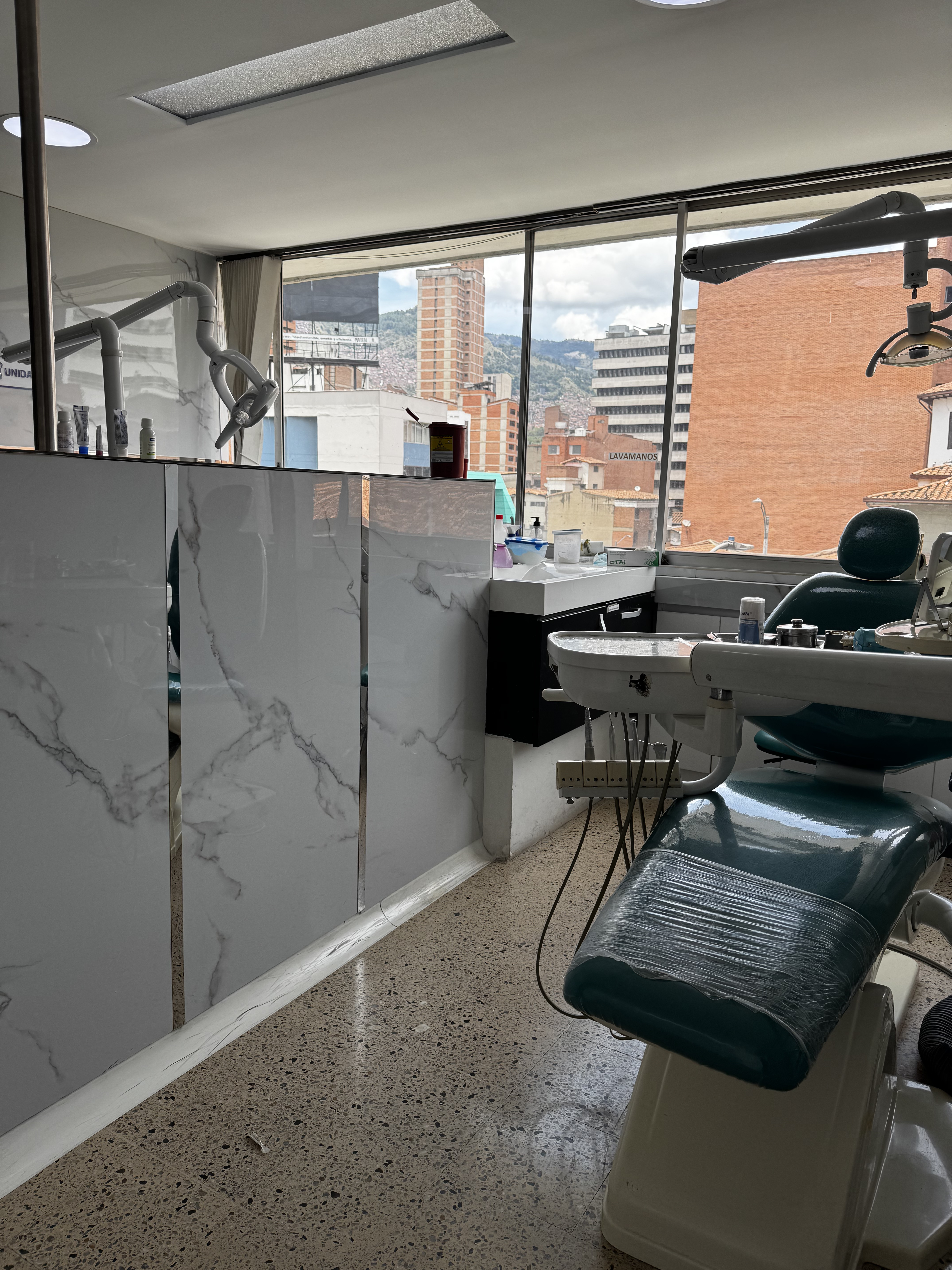 Espacio moderno y luminoso de la clínica dental en Medellín